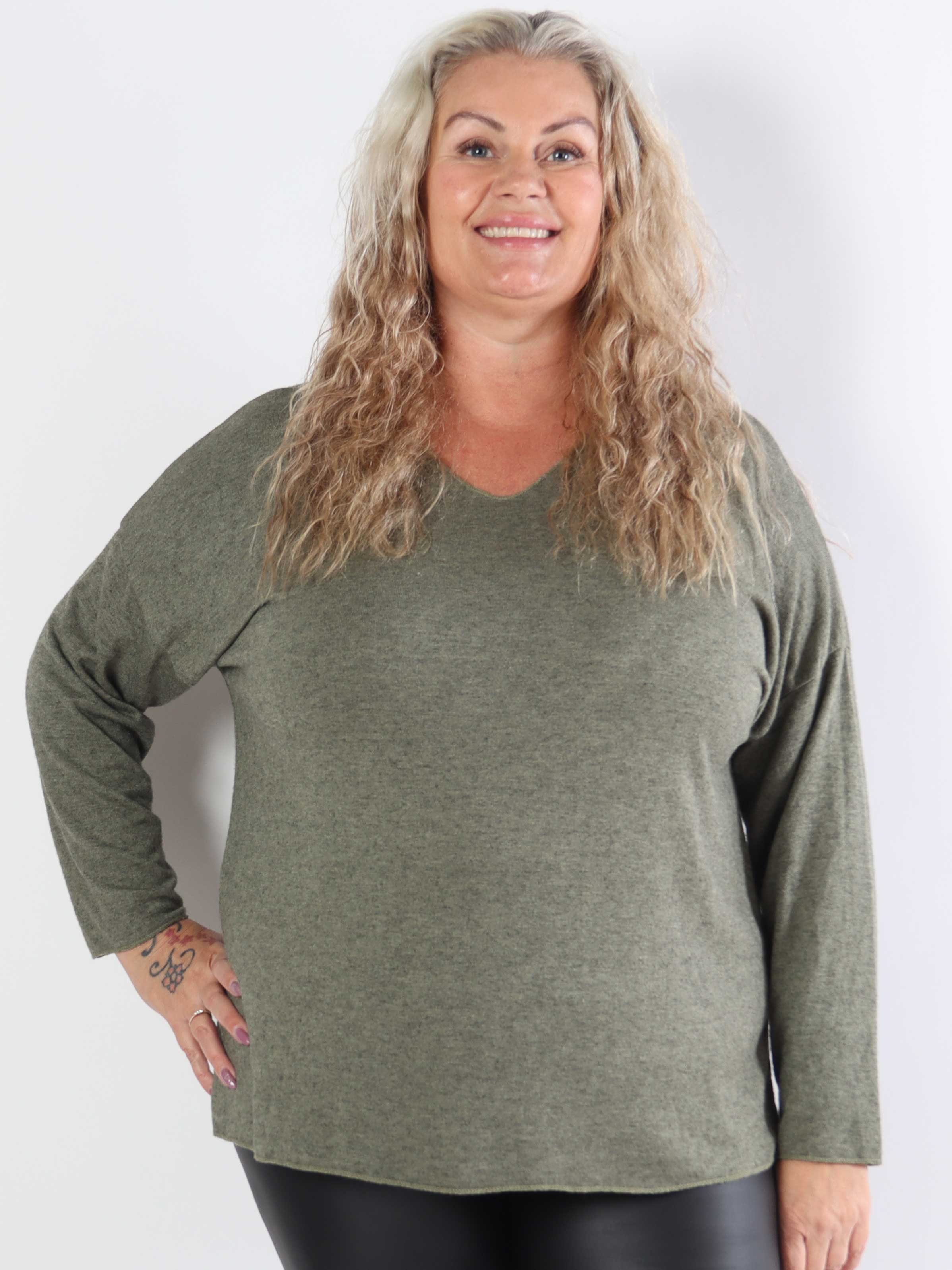 Djamila - Mjuk viskosblus i plus size med v-ringning